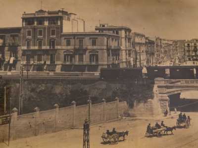 Sulle pareti notiamo anche un�antica foto che immortala l�albergo appena realizzato e il sottovia Luigi di Savoia, a quell�epoca attraversato da carrozze trainate da cavalli